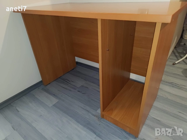 Работно бюро 110/60/77 см с отделение за компютър. В отлично състояние., снимка 3 - Бюра - 53251867