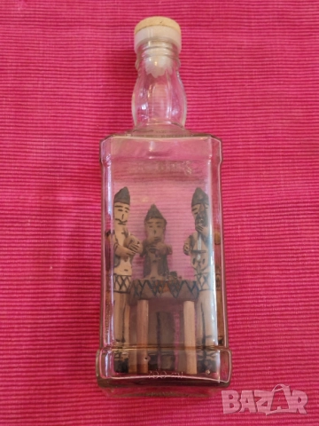 Стъклено шише с дървени фигури за ракия. , снимка 1
