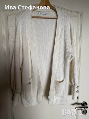 Нова уникална бяла мека елегантна жилетка златни копчета универсален размер без закопчаване , снимка 2 - Жилетки - 52511299