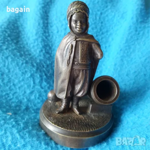 Бронзова статуя на войник.