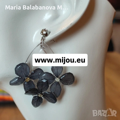 Бижута от естествени цветя и епоксидна смола.