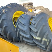 Комплект гуми Michelin и джанти John Deere за трактори John Deere 8-ма серия , снимка 1 - Гуми и джанти - 39669402