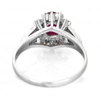 Платинен пръстен с натурален рубин и диаманти, снимка 3 - Пръстени - 39533147