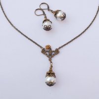 Красив Викториански Перлен комплект с бели кристални перли Сваровски и бронзови орнаменти, снимка 2 - Бижутерийни комплекти - 31936352