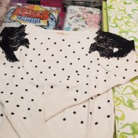 Продавам дамска бяла блуза с черни точки и дантела мека финно плетена , снимка 1 - Блузи с дълъг ръкав и пуловери - 23722603