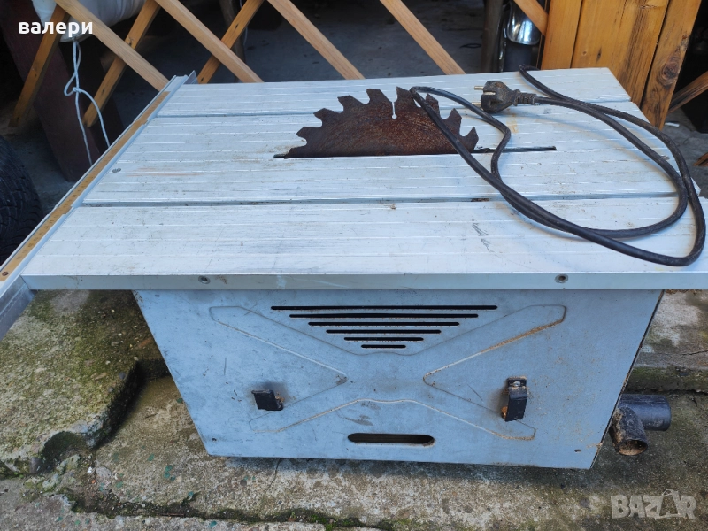 настолен немски циркуляр с крака в добро състояние, снимка 1