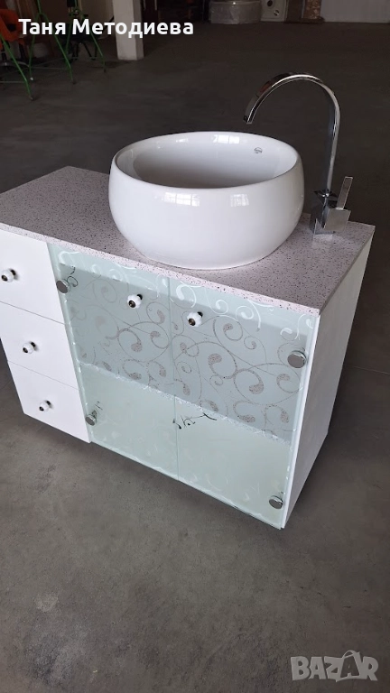 Бял шкаф от ПВЦ за баня с модерна мивка тип купа, луксозна батерия, нови панти и дръжки, снимка 1