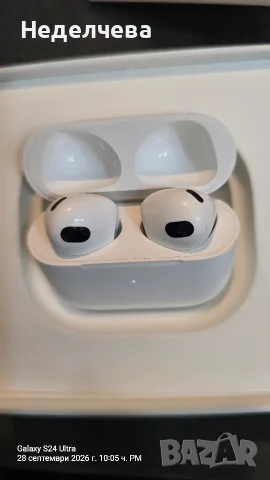 безжични слушалки, които приличат на Apple AirPods 3-то поколение в зареждащ калъф. 