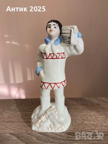 Винтидж порцеланова статуетка „Северен младеж с радиоприемник“, СССР
