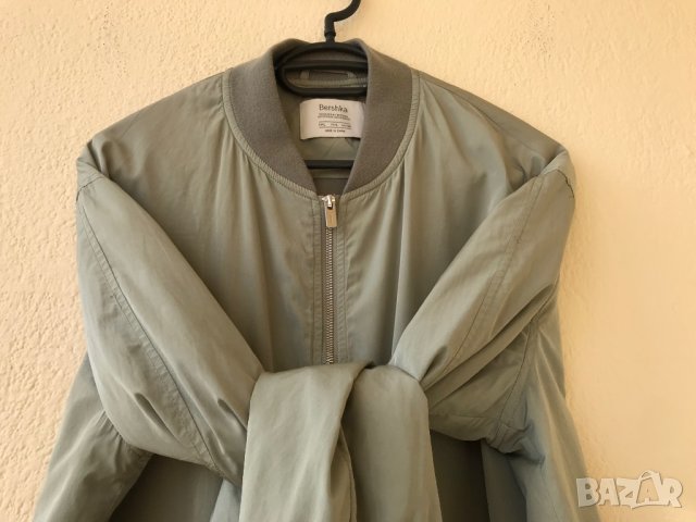Тънко яке Bershka- L, снимка 2 - Палта, манта - 30326126