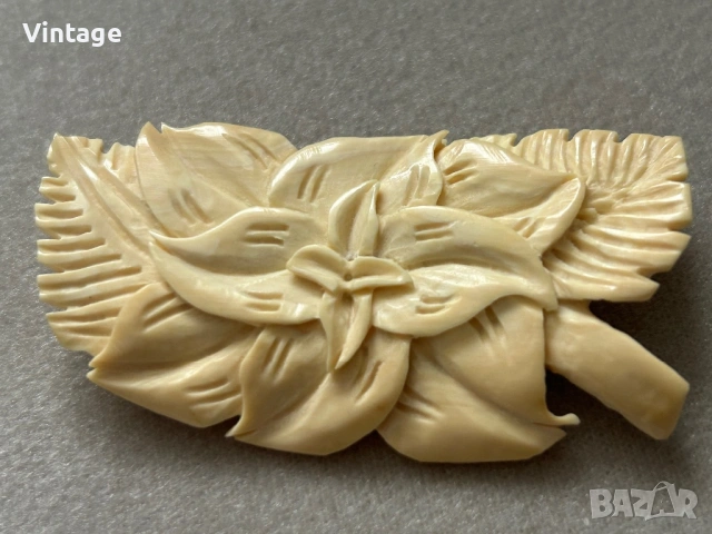 Антикварна брошка изработена от слонова кост 