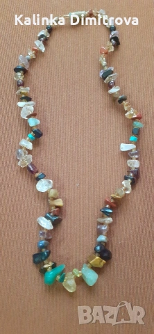 Колие с полускъпоценни камъни.