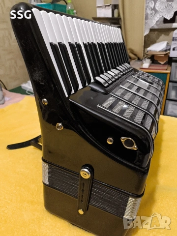 Акордеон Weltmeisyter Cantus 4, снимка 3 - Акордеони - 54021313