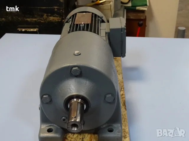 мотор редуктор SEW-EURODRIVE R60DT80N4 Helical Gear Motor 0.75kW 105min-1, снимка 6 - Резервни части за машини - 55920328