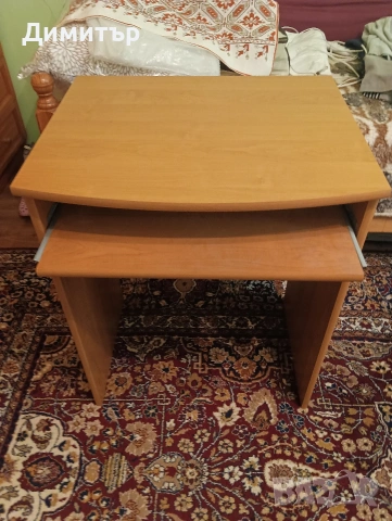 Продавам малко бюро за компютър.