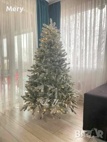 Стилна заснежена елха 