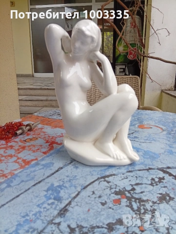 Фигура статуетка от порцелан -Момиче 