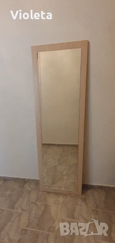Огледало с размери 134 х 36 см. Размери на плоскостта 144 х 46см. От врата на гардероб.