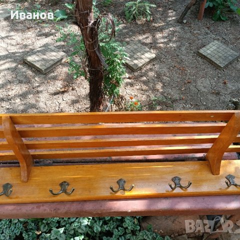 Продавам стара дървена закачалка.
