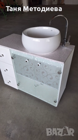 Бял шкаф от ПВЦ за баня с модерна мивка тип купа, луксозна батерия, нови панти и дръжки