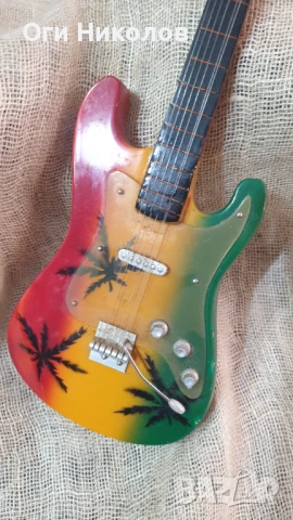 Малка сувенирна китарка, снимка 2 - Антикварни и старинни предмети - 50998204