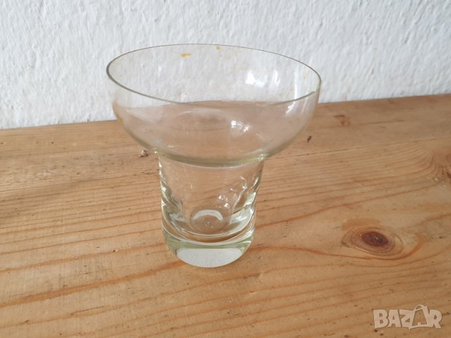 Продавам малка стъклена вазичка