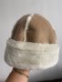Дамска шапка, имитация на кожа бежова с бяло, снимка 4