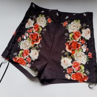 Уникални къси панталонки на цветя с камъни с висока талия на намаление, снимка 1 - Къси панталони и бермуди - 29583414