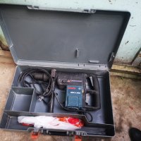 Продавам големи къртачи BOSCH  Къртач Bosch GBH 5 DCE 1100W комплект с куфар и две шила Цена 400лв. , снимка 11 - Бормашини - 36785802