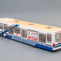 COBUS 3000 Airport Bus автобус 1984 - мащаб 1:43 на Hachette моделът е нов в блистер, снимка 2 - Колекции - 42517708