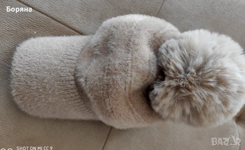 Нова шапка с козирка и пух - мока мус с помпон, снимка 1