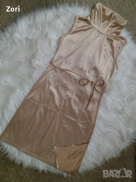 СУПЕРЕФЕКТНА сатенирана рокля с поло-яка в перлен бежово-златист цвят, снимка 1