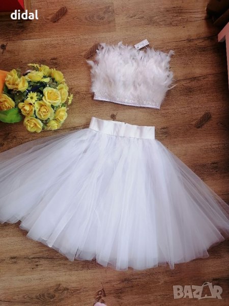 Бюстие с естествени пера и пленителна пола от тюл , снимка 1