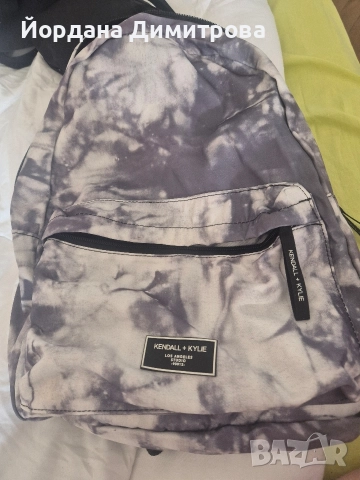 дамска раница , която се превръща в компактен несесер