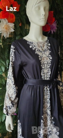 женствена рокля с коланче и дълъг ръкав