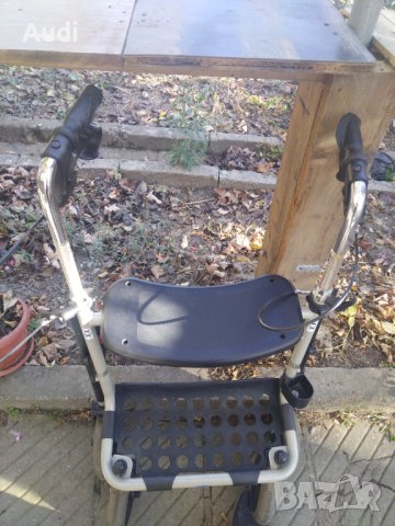 Проходилка ролатор INVACARE  Подходящ за оперирани, възрастни и трудно подвижни хора. Сгъваема, лека, снимка 3 - Ролатори - 42769441