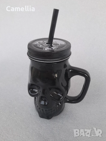 Чаша череп със сламка