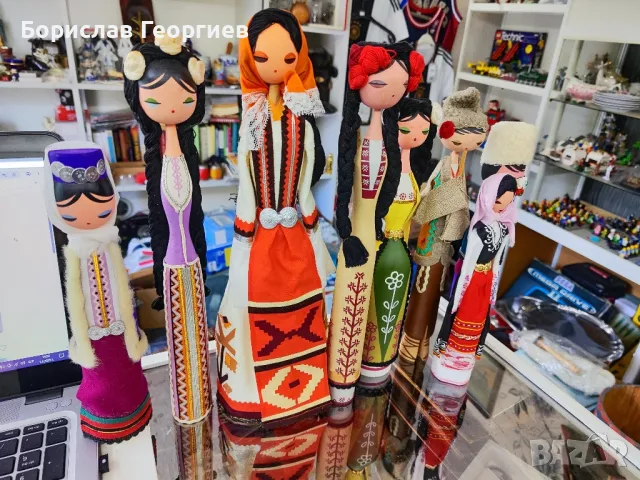 Стари Дървени кукли с традиционни носии 
