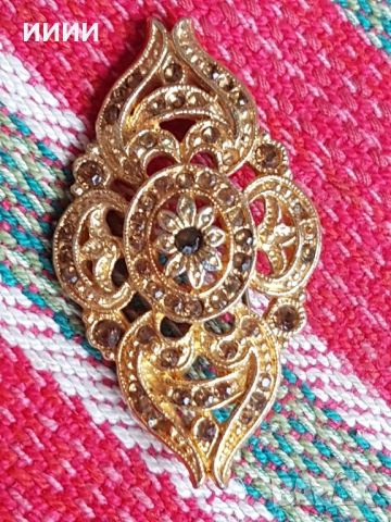 Позлатена брошка с камъни, снимка 2 - Антикварни и старинни предмети - 52375734