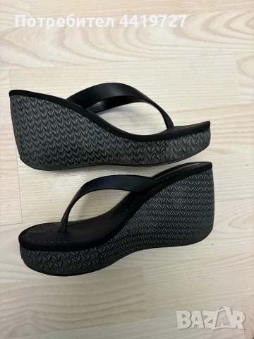 Продавам черни чехли на платформа Ipanema,номер 35-36.