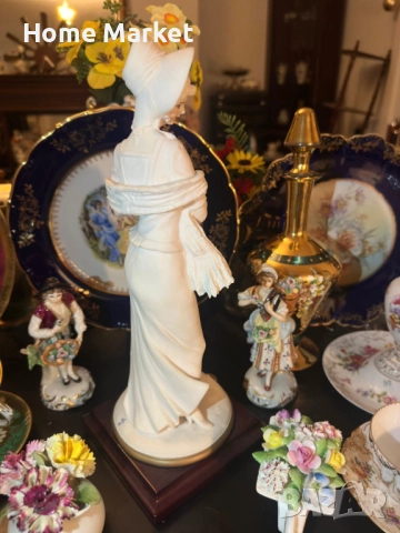 Capodimonte Italy  Circa 1987 автор  Bruno Merli - “ Дамата в бяло” невероятно красива  млада дама , снимка 12 - Антикварни и старинни предмети - 52854801