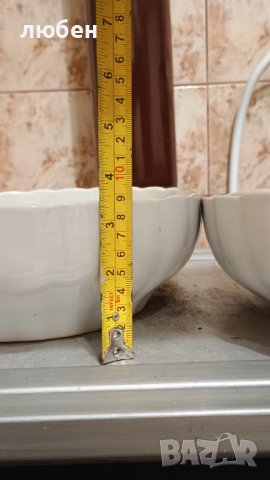 Стари порцеланови купи.Едната е с фабричен дефект на дъното.Цена 20лв.за двете.
