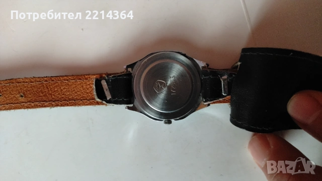 Часовник ЛУЧ кварц, снимка 3 - Антикварни и старинни предмети - 53933165