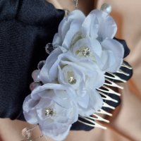 Сватбен аксесоар - метален гребен с три красиви бели цветя от плат, снимка 3 - Аксесоари за коса - 39300070