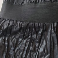 Черна пола с широк ластичен колан и намачкан ефект, снимка 2 - Поли - 38568008