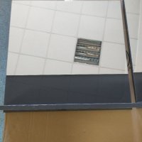 Огледало с етажерка за стена MDF сив висок гланц -30%, снимка 1 - Огледала - 35207736