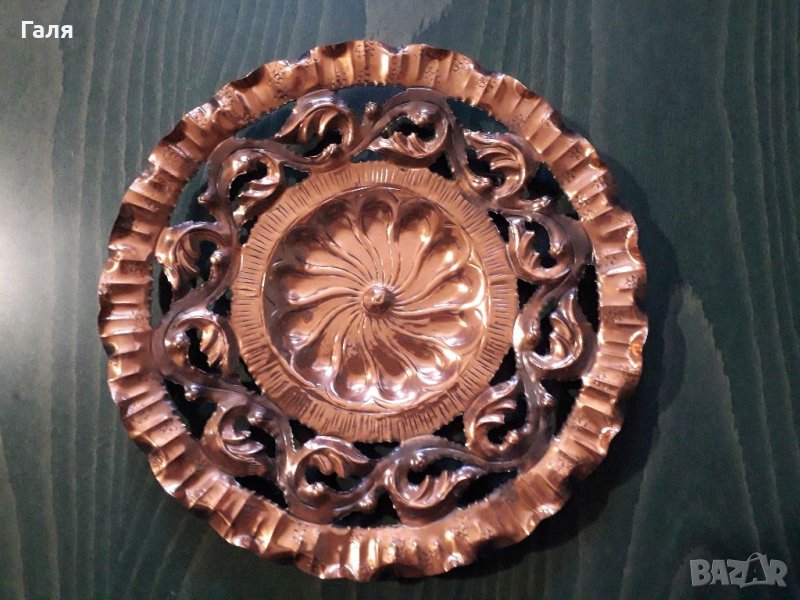 Италианска декоративна медна чиния / с орнаменти, снимка 1
