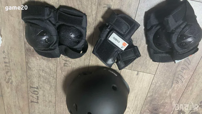 КОМПЛЕКТ ДЕТСКИ ПРОТЕКТОРИ PLAY 3Х2 ЗА РОЛЕРИ/СКЕЙТ/ТРОТИНЕТКА, ЧЕРНИ +Каска, снимка 1