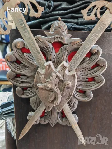Декорация дърворезба с два стоманени меча , снимка 3 - Антикварни и старинни предмети - 49413690
