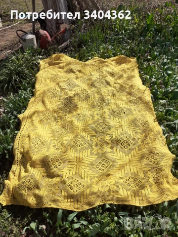 Стара голяма жълта покривка плетена на една кука